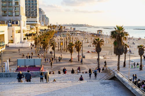 Gün batımı sırasında Tel Aviv plajı